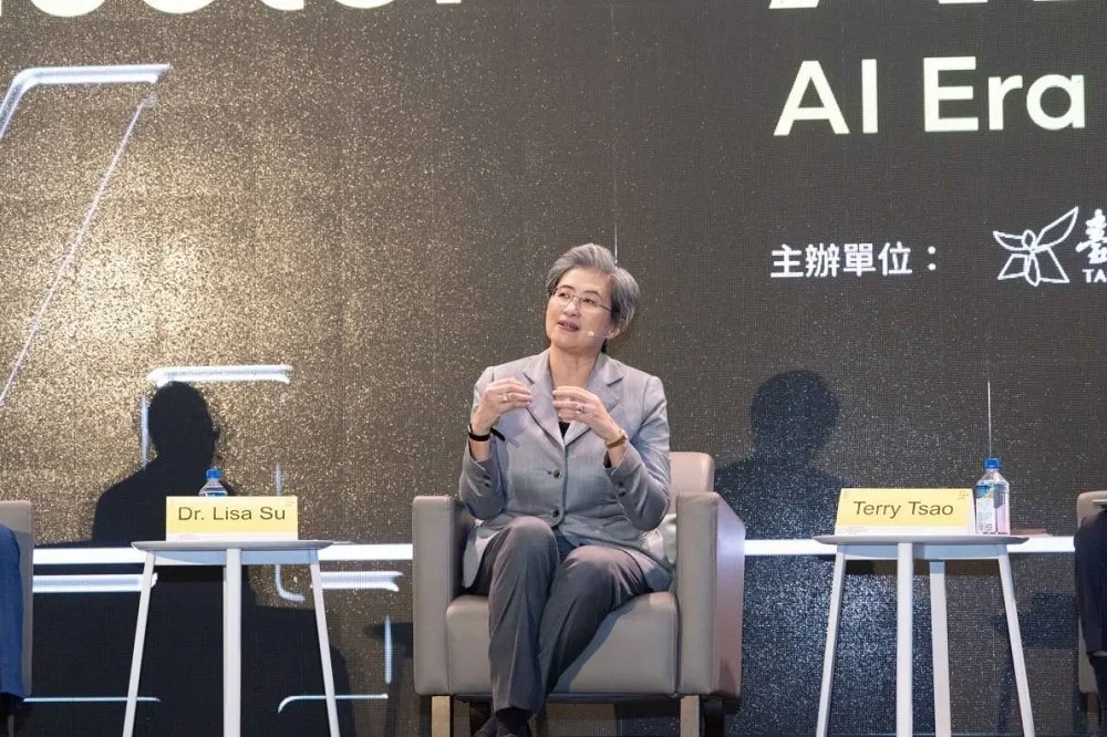 蘇姿丰父親蘇春槐現身演講會場　黃偉哲：爭取AMD研發中心有信心