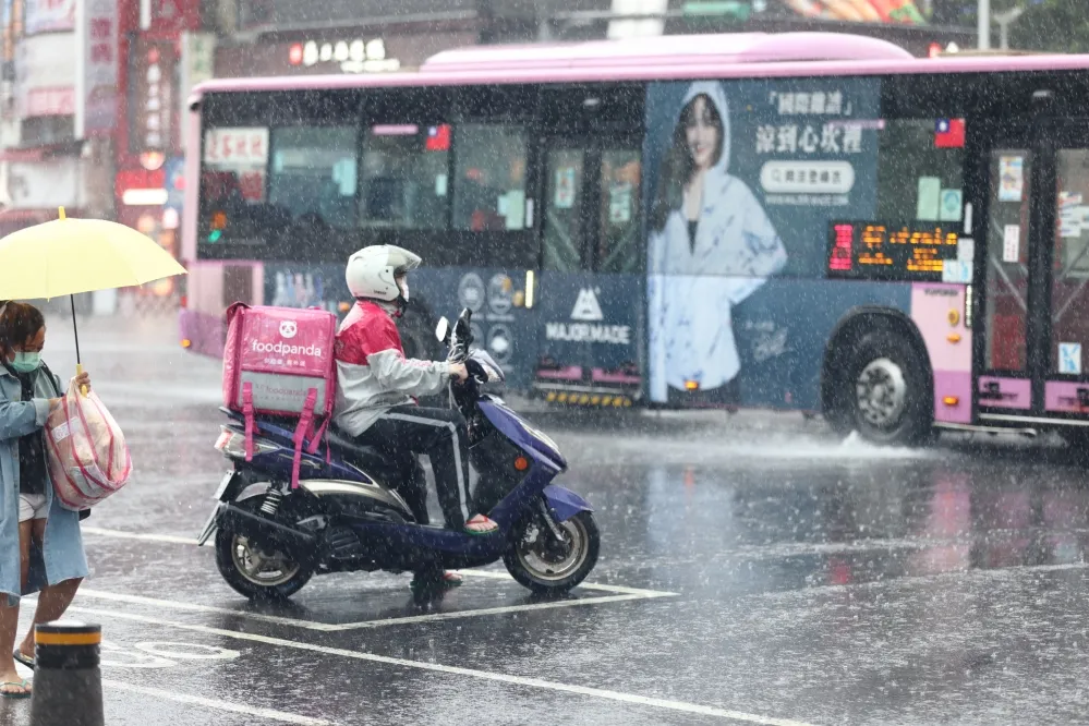 午後對流旺盛　全台16縣市發布豪大雨特報