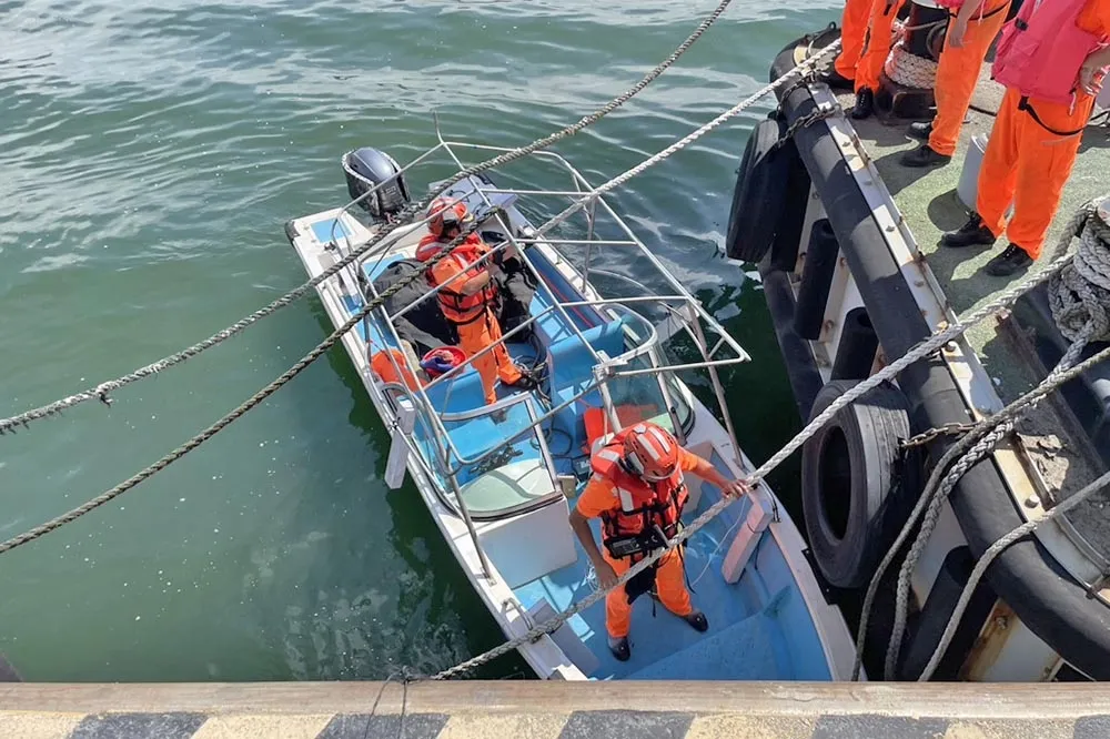首例！中國男從外海駕快艇直衝淡水渡船頭 　聲稱「投奔自由」闖台