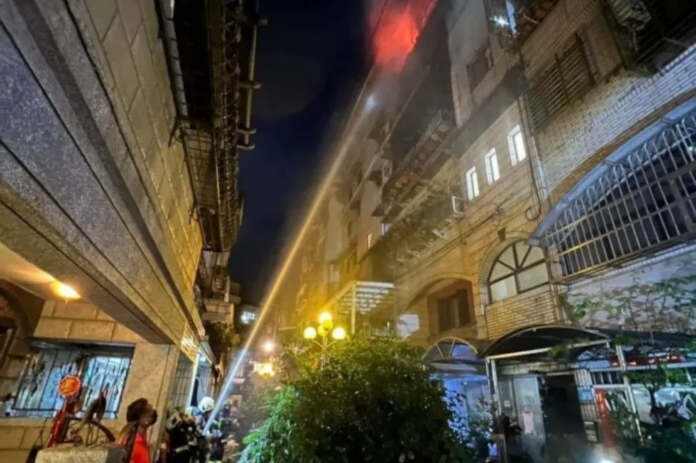 土城民宅「拿水潑起火鋰電池」釀爆炸奪3命　屋主見妻兒最後一面悲痛崩潰
