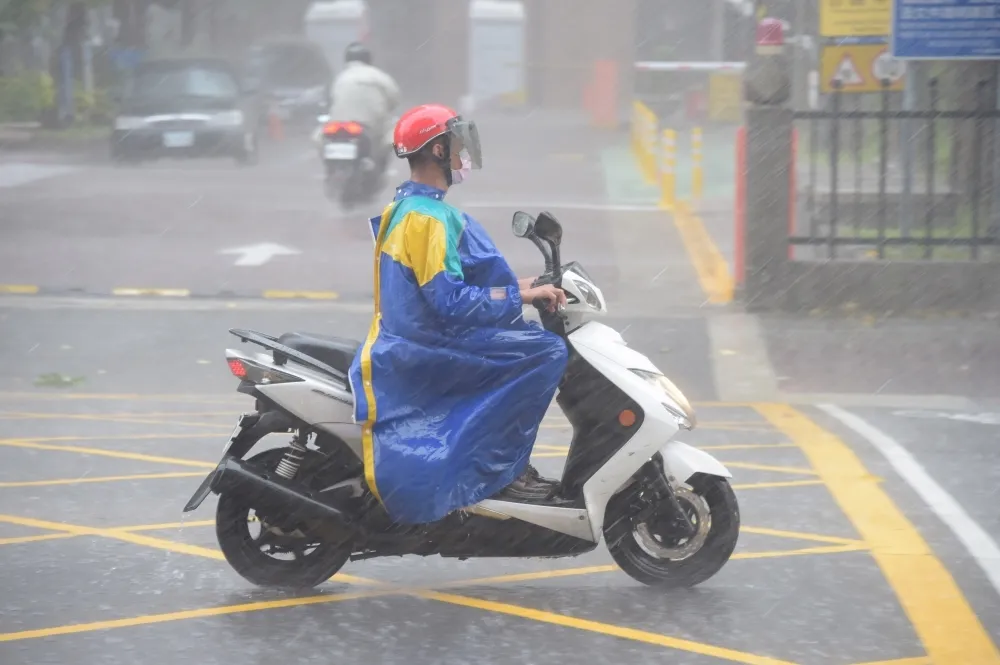 快訊／收假大雷雨來襲！13縣市大雨防強陣風　台北3區淹水警戒