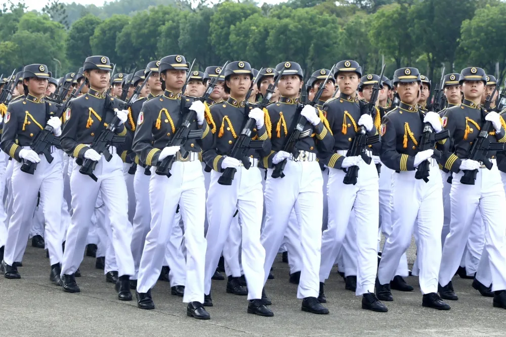 【圖輯】黃埔百年校慶「閱兵」！回顧4時期軍服　踢正步將成絕響