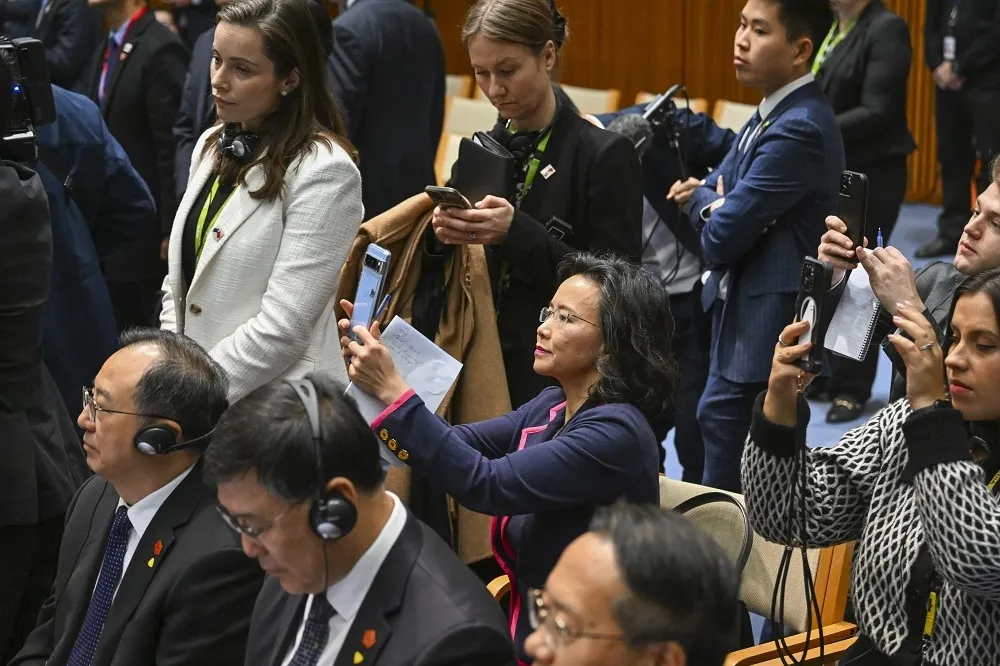 【有片】怕出醜結果更難看　中方人員狂擋成蕾參加中澳總理記者會