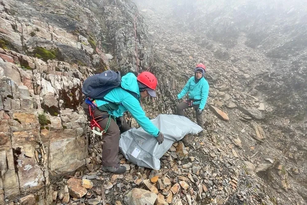 【吊掛片】男隨隊登頂玉山主峰　下山時墜400公尺深谷亡