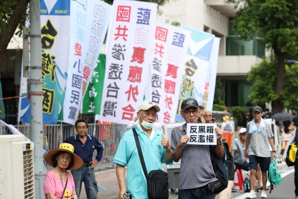 621覆議案立院外藍鷹抗青鳥　500名警力部署架柵欄區隔