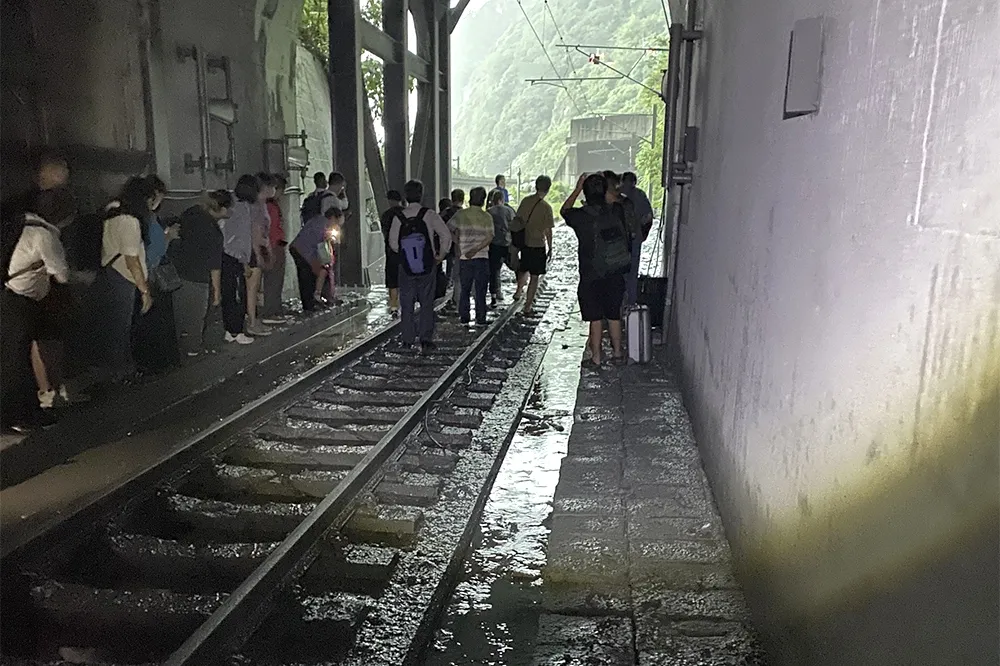 快訊／花蓮自強號遭落石擊中　司機骨折、乘客從隧道摸黑徒步逃生