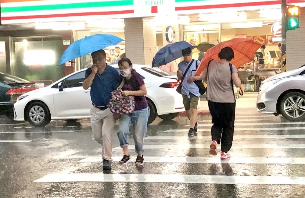 快訊／午後雨彈又狂炸！北部9縣市大雨挾雷擊　5處山區暴雨快撤