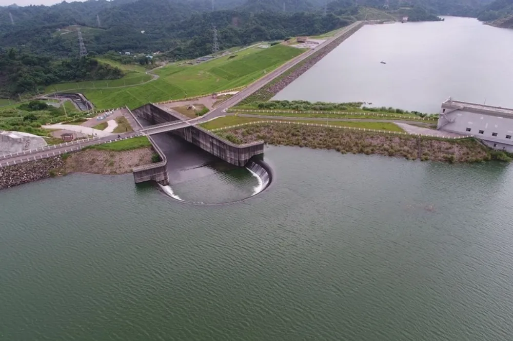 午後雷雨接力快閃！湖山水庫22天狂灌半座水庫　曾文水庫放水蓄水率又跌破5成