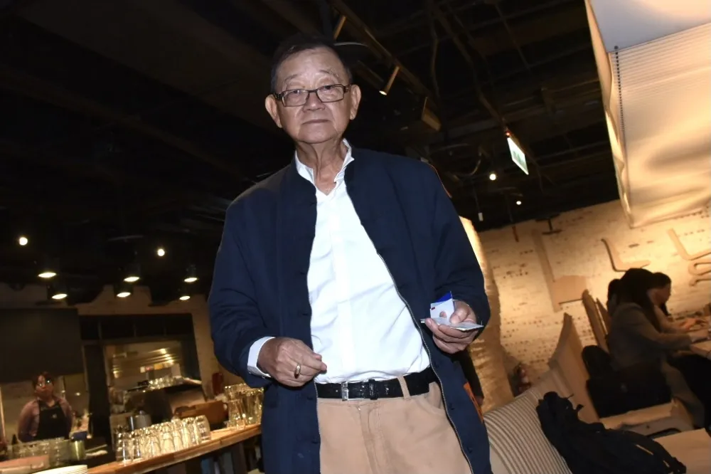 台開疑涉財報不實約談前董座　邱復生150萬交保限出海境受電子監控　