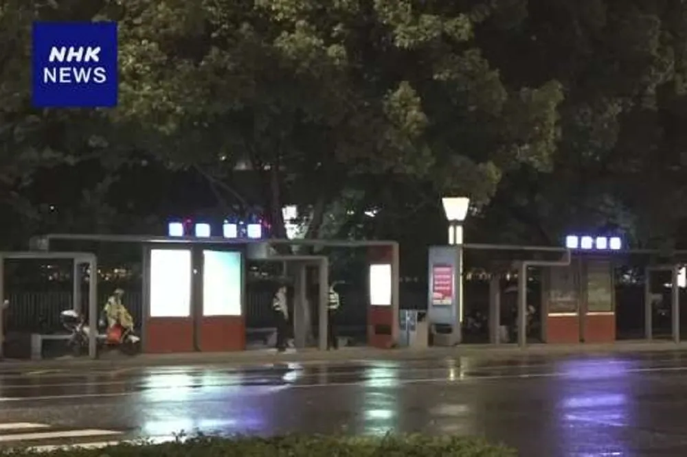 【有片】又無差別攻擊外國人！中國男持刀闖校車　3歲日童遭砍多刀