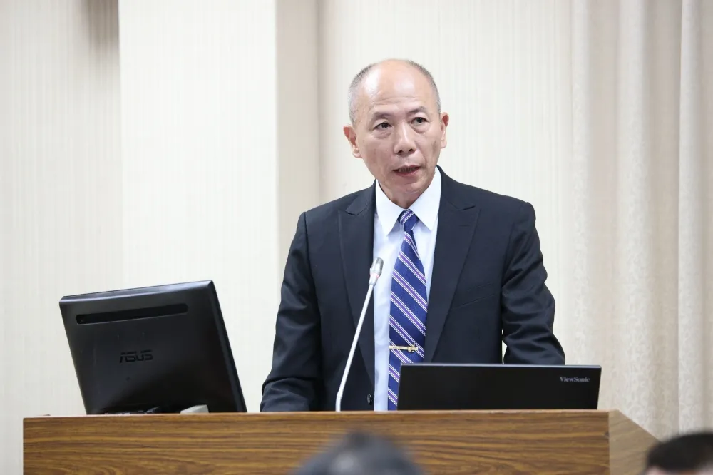 史上第3人！參謀總長梅家樹穿西裝赴立院備詢　說明漢光演習規劃