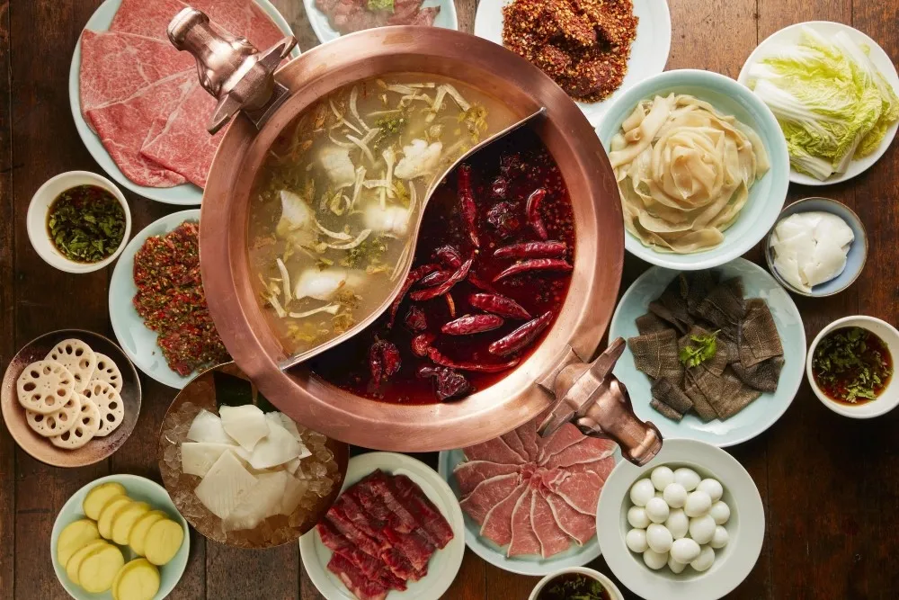 乾杯集團首家吃到飽！「麻辣 45 放題」7 月台中登場　799 元爽吃 50 種食材、加價 200 元升級和牛