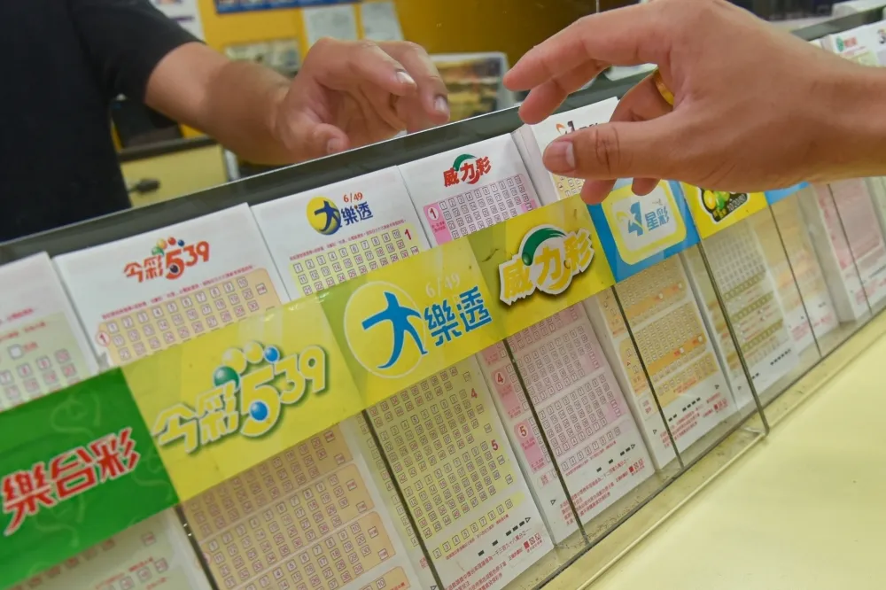 貨車司機停紅燈買威力彩爽中5.34億　30歲上班族獨抱大樂透1.16億