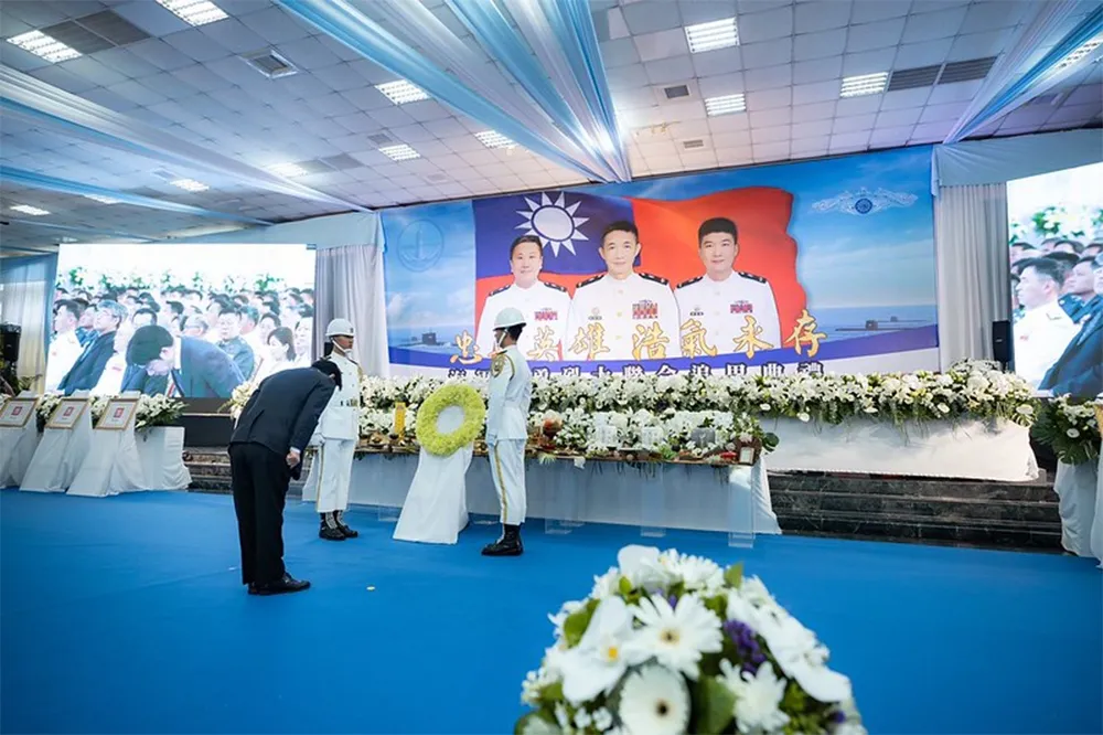 任務結束了！賴清德出席海虎軍艦追思會　頒褒揚令表彰3名殉職士官長