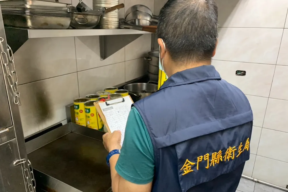 金門傳食物中毒！5名旅客上吐下瀉送急診　餐廳多項不合格限期改善