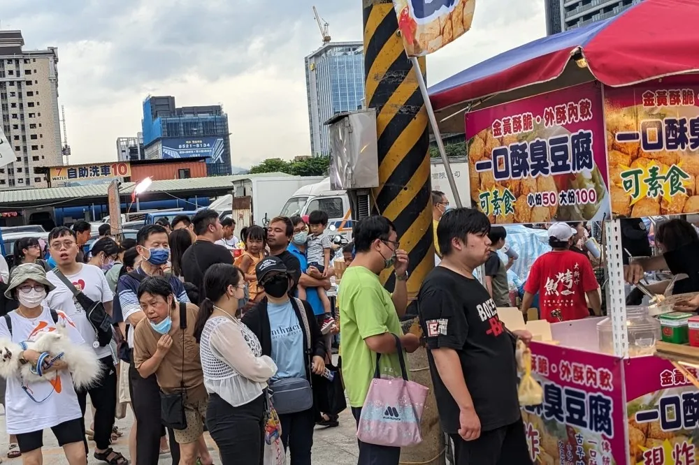 新莊人逛爆！新開幕「新莊思源夜市」營業時間、地點總整理　親子免費玩氣墊城堡
