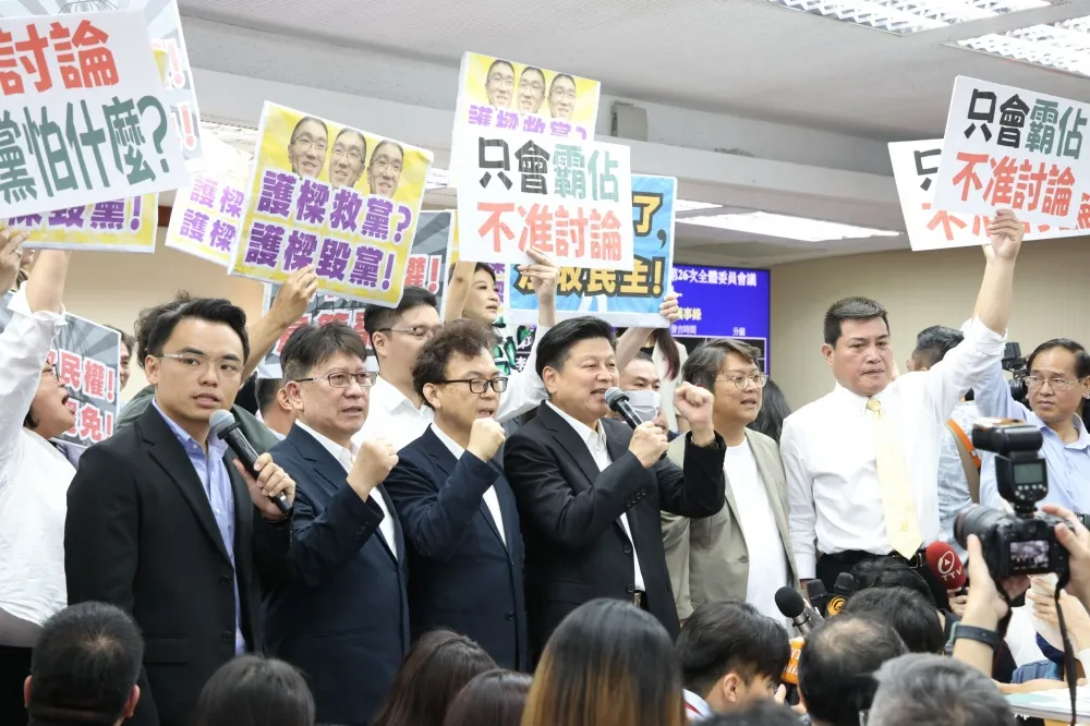 傅崐萁提告綠營軟禁議事人員　卻遭自家議員酸：以為你又被傳喚