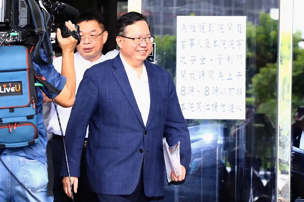 【鄭文燦涉貪風暴】交保後露出開心笑容　未回答收賄疑雲搭車閃離