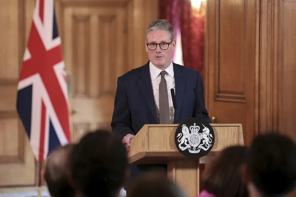 【有片】英首相施凱爾推翻前朝政策　宣布終結非法移民遣送盧安達