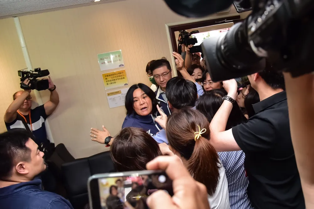 藍綠女立委開打！陳玉珍搶郭昱晴尖叫雞　徐巧芯與賴惠員「勒脖＋咬手臂」