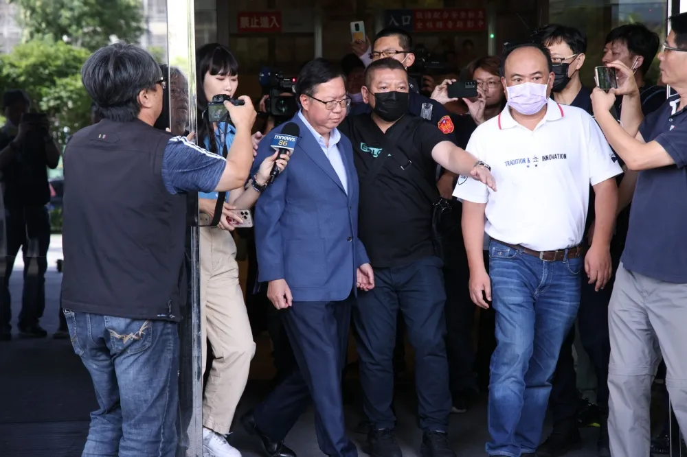 鄭文燦20分鐘湊齊剩下的700萬元再次交保　神情凝重直接上車閃人