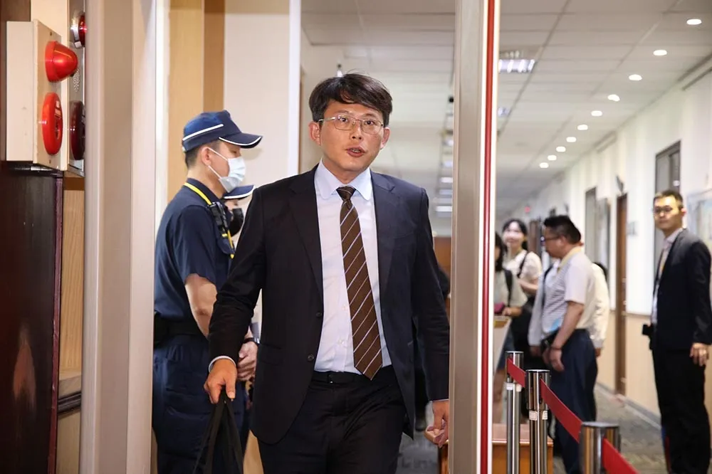 國會職權修法暫時處分開庭　黃國昌被抓包在憲法法庭「做這事」