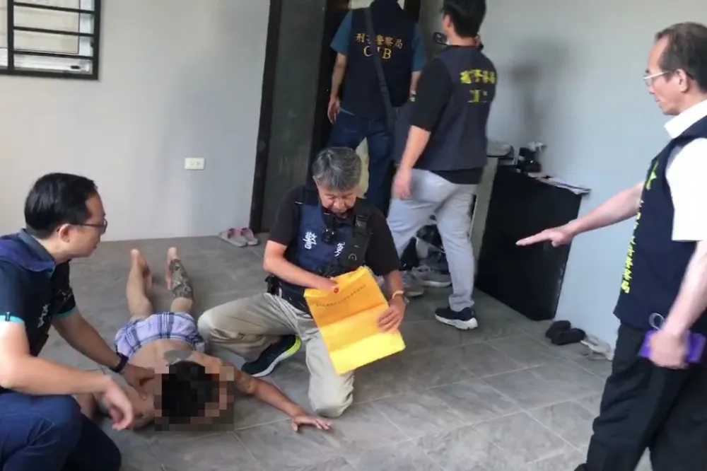 【林士傑槍擊命案】警方攻堅畫面曝光　口罩男與凶手穿同款牛仔褲