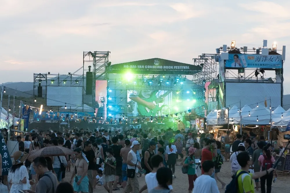 【2024 貢寮海洋音樂祭時間、卡司、交通】聽音樂逛市集、福隆沙雕季限定 3 天免費入場