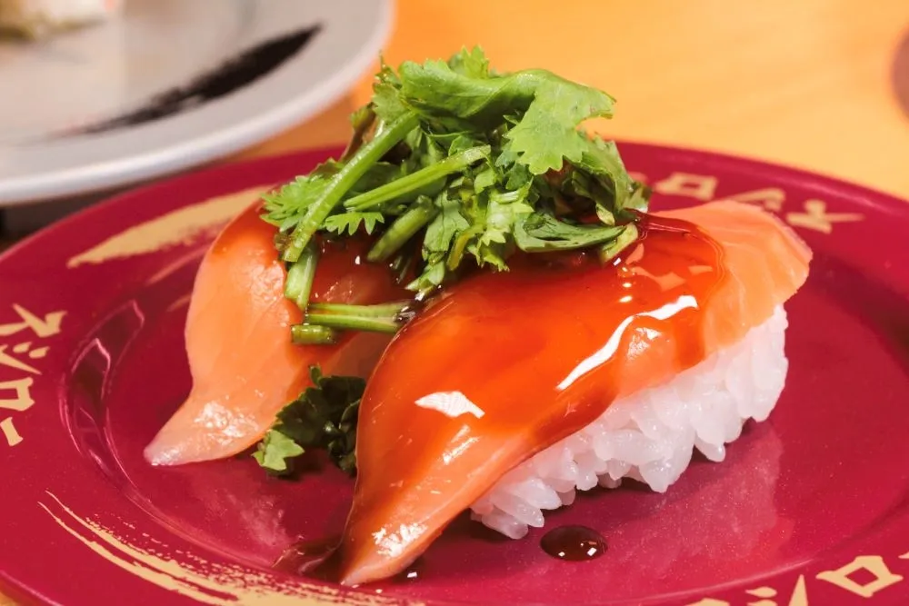 香菜控站出來！壽司郎限時推出 2 款「香菜壽司」　喝飲料抽馬爾地夫雙人機加酒