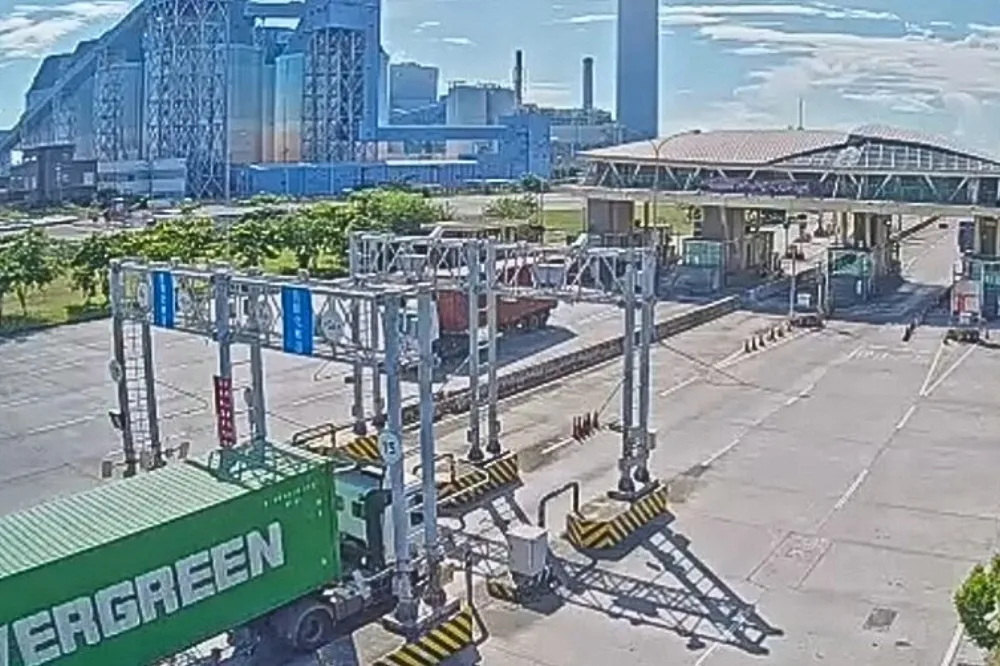 緩解高雄港區櫃場貨櫃車流　港務公司：已補助19億餘元