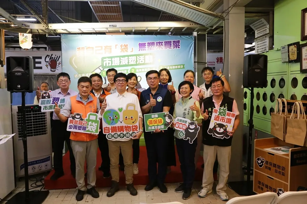 高雄龍華市場示範減塑　陳其邁加碼送500份消費券