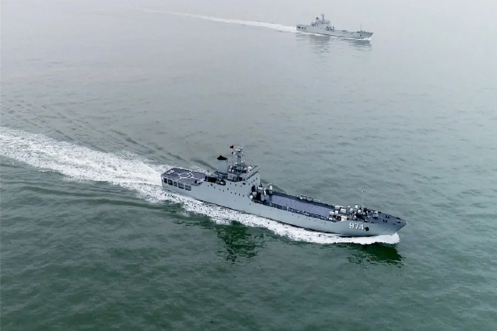 解放軍072A型登陸艦在花東外海巡航　國防部：會持續監控