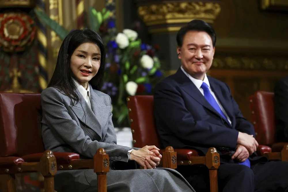 南韓第一夫人金建希涉貪遭偵訊13小時　被控炒股收Dior名牌包
