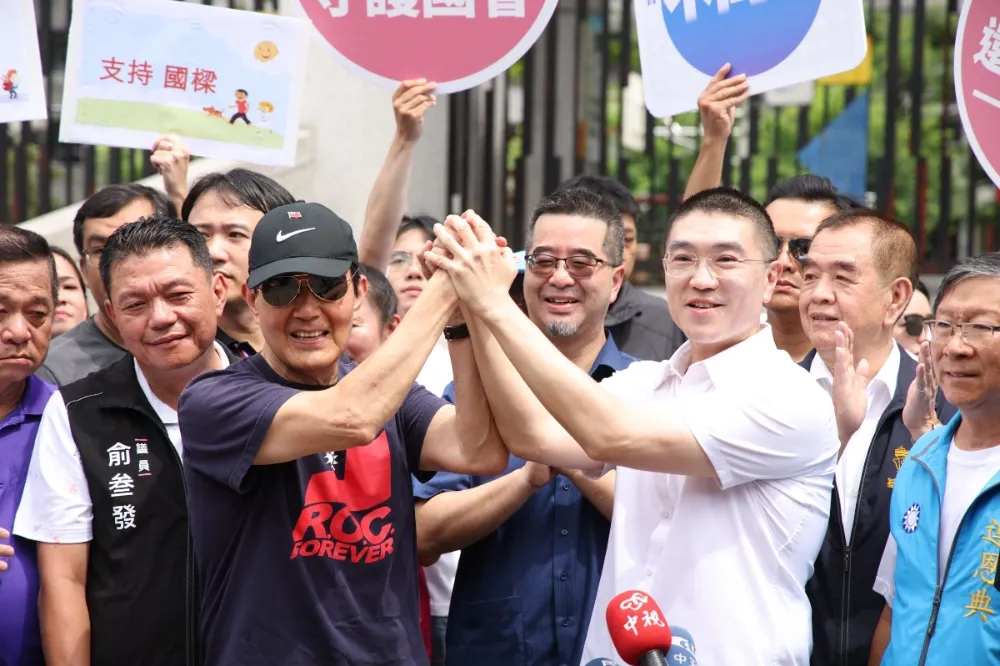 馬英九現身固樑被抗議　謝國樑緊握雙手稱是「勝利重握」