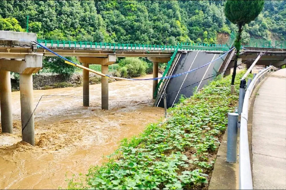 【有片】陝西暴雨沖斷橋25車墜河　啟用僅5年網轟豆腐渣