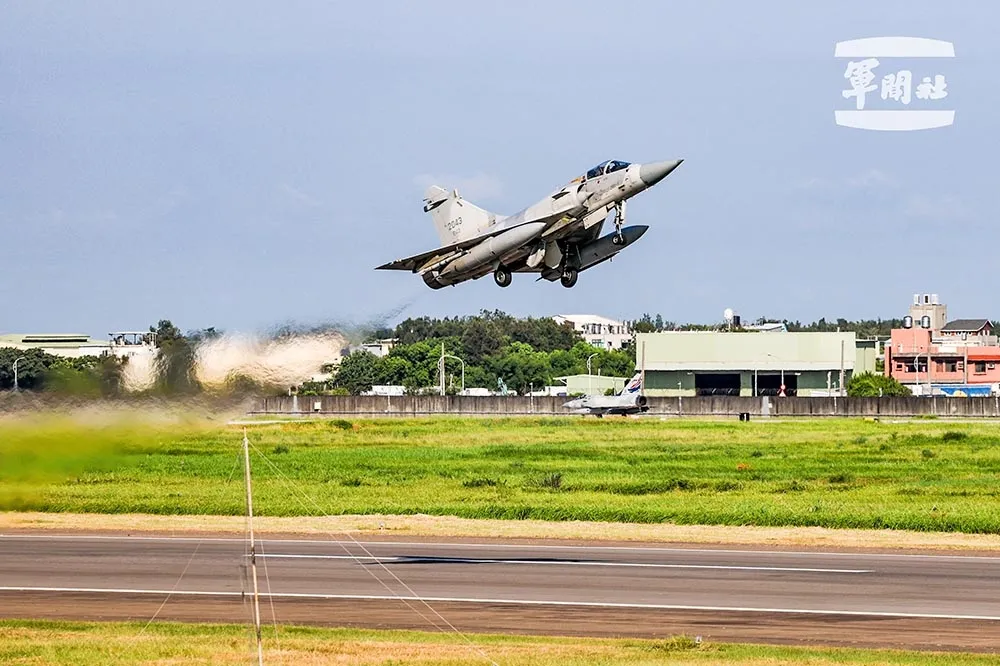 【升空片】漢光戰力保存　F-16V、幻象戰機起飛驗證戰備轉場