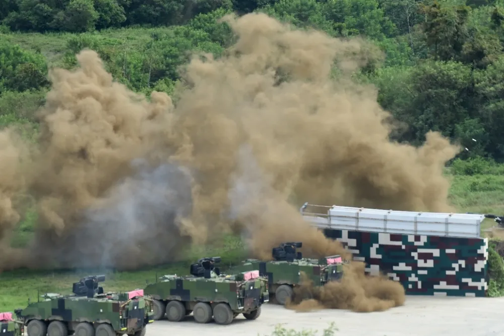 【漢光40號演習】雲豹裝甲車夜訓擦撞小客車　第六軍團：通令官兵提高警覺