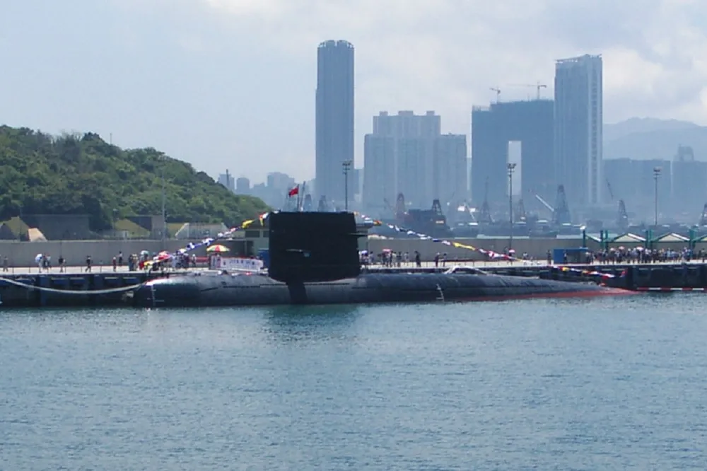 武昌造船廠多艘起重機駁船包圍潛艦泊位　疑艤裝過程發生事故