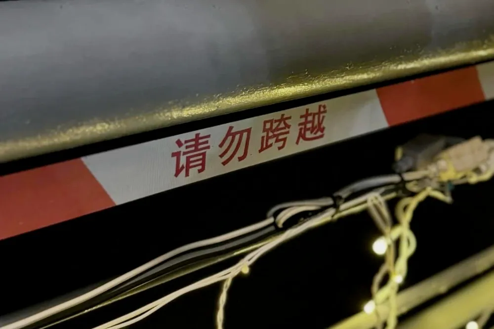 遭滲透？大稻埕河畔警示驚見簡體字　顏若芳怒轟：北市成中國一省了嗎
