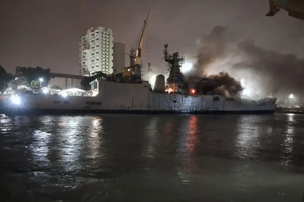 【有片】印度「布拉馬普特拉河號」巡防艦改裝失火　艦體翻覆一水兵失蹤