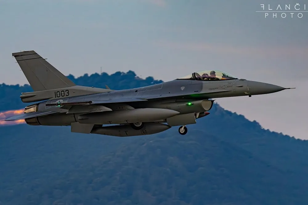 【有片】斯洛伐克首批F-16 Blk70返抵國門　台灣66架新機也即將出廠
