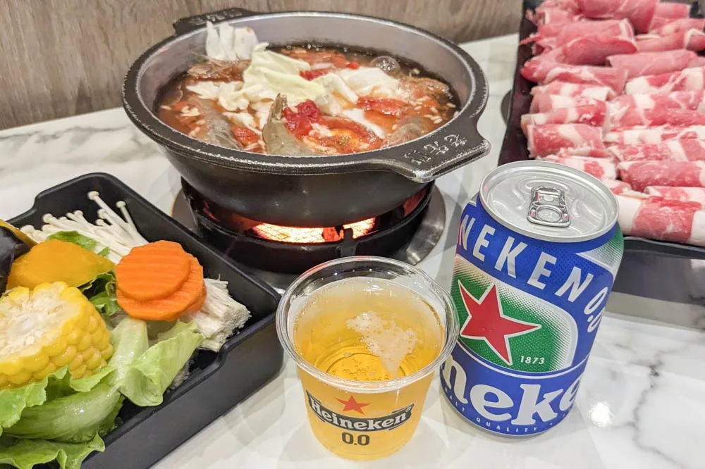 老先覺攜手海尼根推出夏季限定火鍋！無酒精飲品＋番茄湯底超清爽　新品麻辣滷味同步開賣