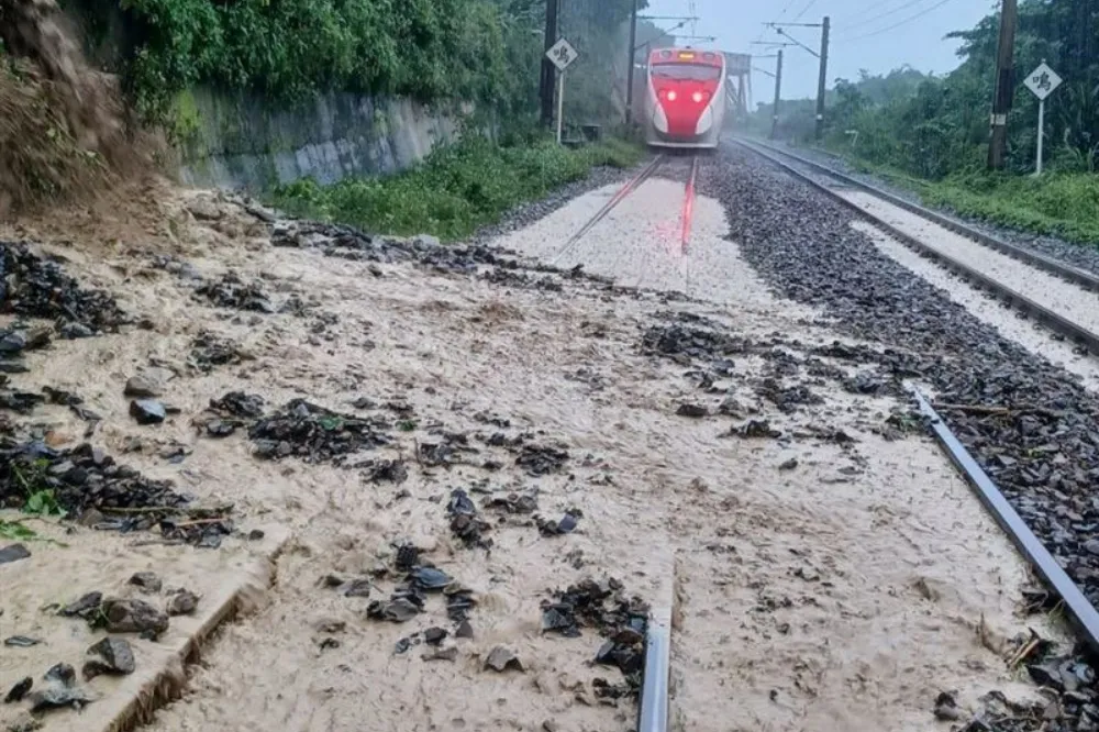 【強颱凱米襲台】台鐵和仁路段軌道遭土石流淹沒　電車線也倒塌搶修