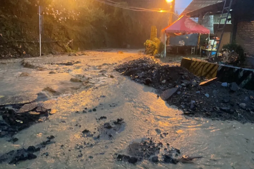 【凱米襲台】中橫梨山遭土石流爆擊　對外交通全斷1200戶停電
