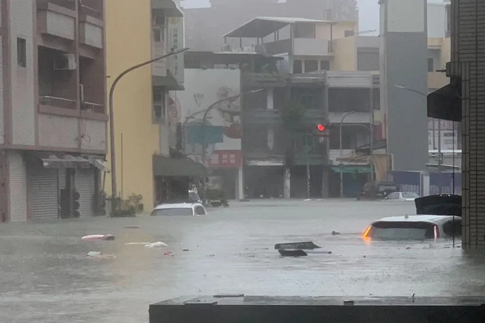 【凱米襲台】高雄愛河溢堤市區成汪洋　各地淹水慘況曝光