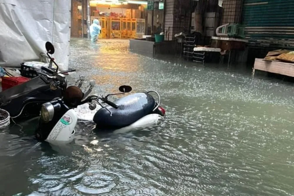 【凱米襲台】豪雨遇大潮慘上加慘　高雄3日總雨量上修至2200毫米