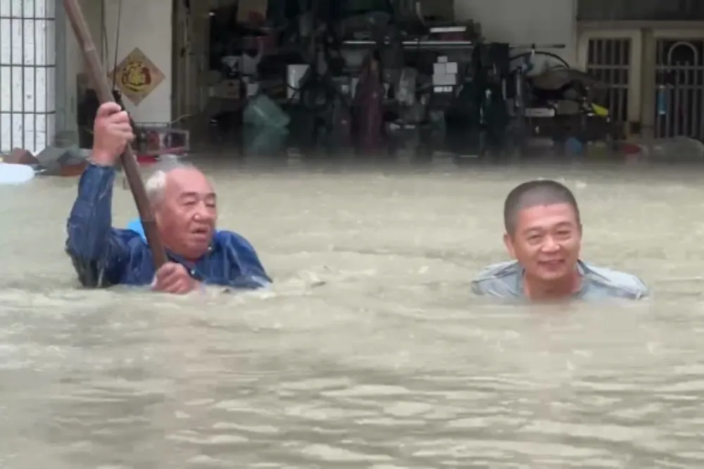 【凱米襲台】台南關廟民宅1樓遭淹沒　民眾撐長棍涉水艱困逃出