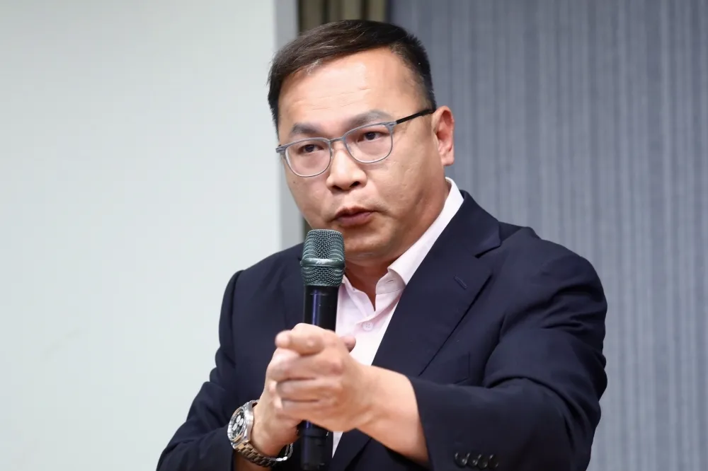 王義川控台中市應變中心群龍無首　藍營批：又用膝蓋造謠