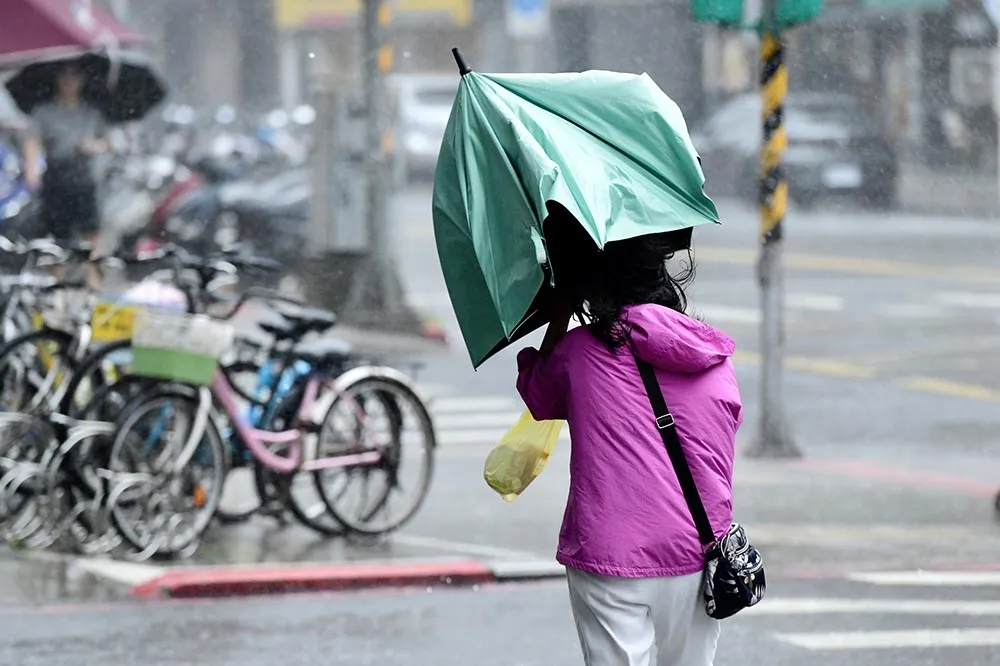 颱風尾持續發威！高雄累積雨量破1600毫米　中南部山區仍有強降雨