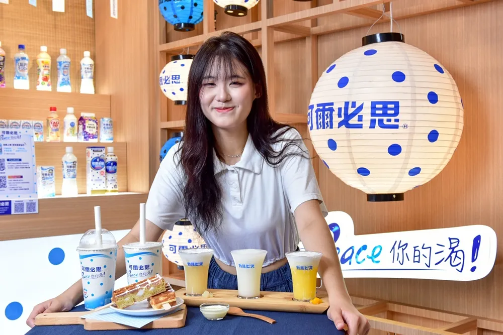 「可爾必思」快閃店強勢回歸台北車站！「乳酸菌冰沙」、「QQ麻糬鬆餅佐可爾必思淋醬」必吃